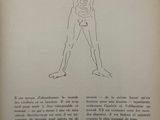 un vieux livre sur lequel figure le dessin d'un homme tenant un oiseau dans la main