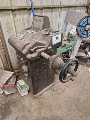 une machine posée sur le sol à côté d'un bâtiment
