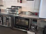 une cuisine équipée d'une cuisinière, d'un four et d'un réfrigérateur
