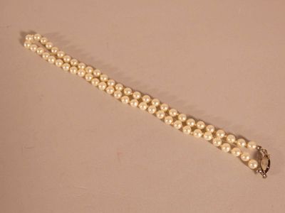 a white pearl bracelet with a silver clasp