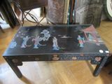 une table noire ornée d'un motif peint