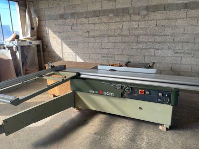 une machine posée sur le sol d'une pièce