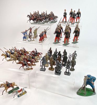 de nombreuses figurines exposées sur une table