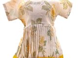 une robe sur un mannequin, entourée d'un ruban jaune