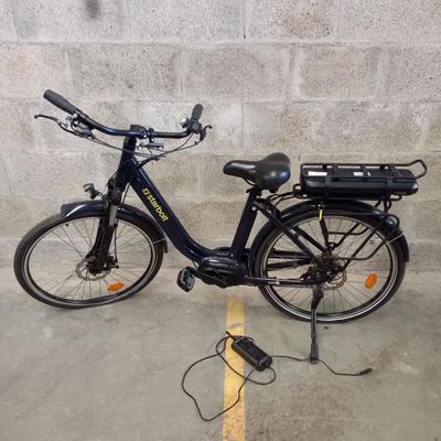 un vélo garé dans un parking