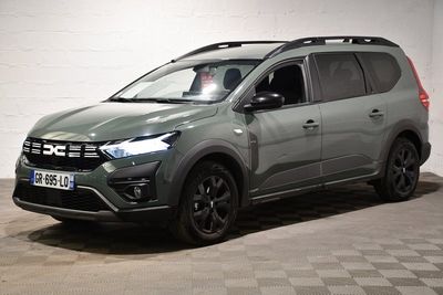 la voiture grise est garée dans le garage sur le sol en damier