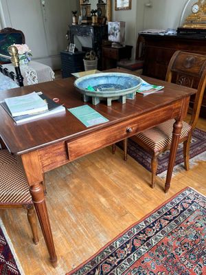 une table en bois sur laquelle est posé un bol, dans un salon