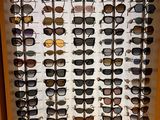 de nombreux modèles de lunettes de soleil de différentes teintes exposés dans une vitrine