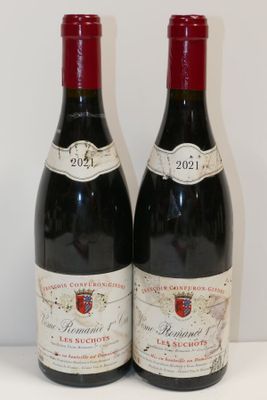 deux bouteilles de vin rouge posées sur une table blanche