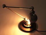 une lampe posée sur une table sur laquelle se trouve un chat