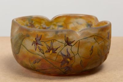 un bol marron orné de fleurs, posé sur une table
