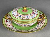 une assiette verte et dorée avec un bol et une soucoupe verts