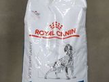 un sac de croquettes hypoallergéniques Royal Canin posé sur une table