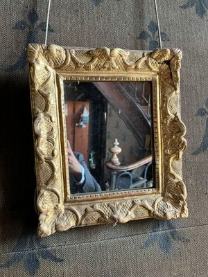 une photo d'un miroir accroché au mur