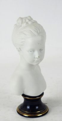 un buste de femme blanc posé sur un socle noir