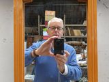 un homme se prenant en photo dans le miroir