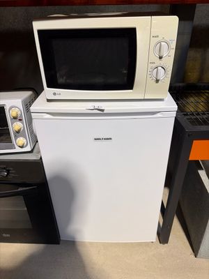 un micro-ondes et un grille-pain placés l'un à côté de l'autre