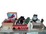 une table en verre sur laquelle se trouvent un petit bus et d'autres objets