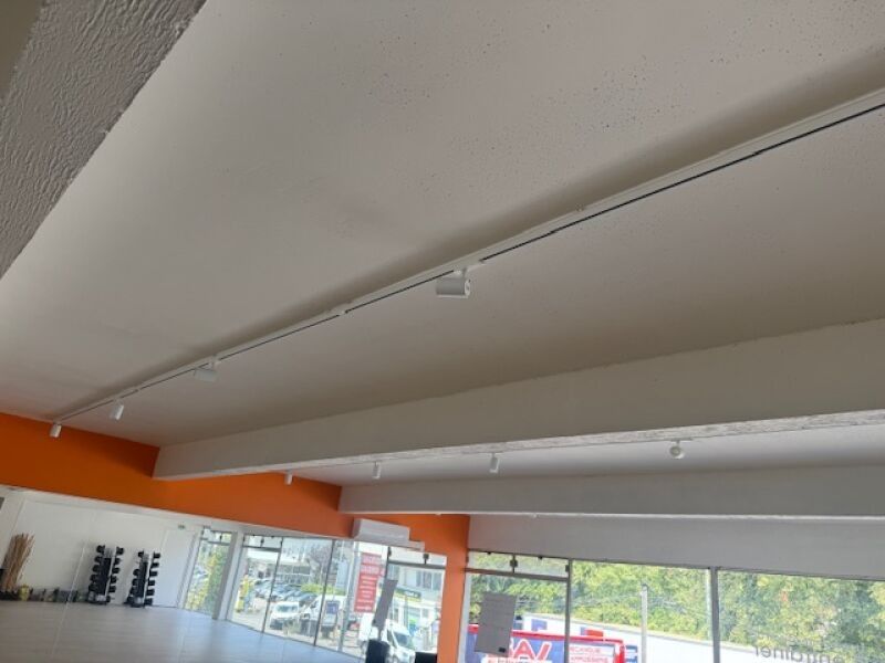 4 rails de leds amovibles avec cinq spots leds + 9 rails de leds amovibles avec cinq spots leds + 2 barres leds avec ...