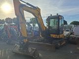 une photo d'un engin de chantier garé sur un parking