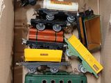 de nombreux petits trains dans une boîte posée sur la table