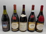 plusieurs bouteilles de vin sont alignées sur une table