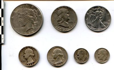 ETATS-UNIS. Dollar. KM #150 (1922S) ; 1/2 Dollar KM #142 (19…