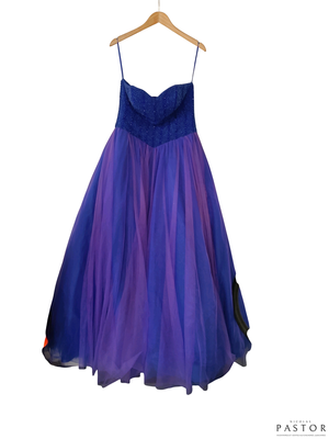 une robe violette et bleue suspendue à un cintre