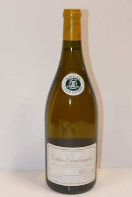 une bouteille de vin posée sur une table
