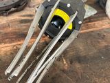 une fourchette posée sur une table en bois