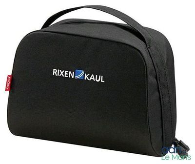 un gros plan sur un sac noir arborant le logo Rixen Kaul