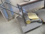 une machine posée sur le sol d'une pièce