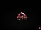 un diamant rose sur fond noir