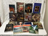 beaucoup de livres posés sur une table recouverte d'une nappe blanche