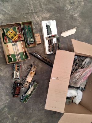 une boîte en carton remplie d'assortiments de trains miniatures
