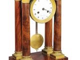 une horloge en bois posée sur une table