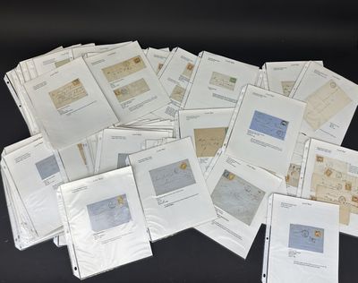 un grand nombre de documents posés sur une table