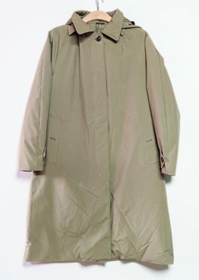 l'image d'un manteau suspendu à un cintre sur un mur