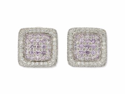 une paire de boucles d'oreilles en diamant violettes et blanches