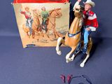 une figurine représentant un homme à cheval, à côté d'une boîte