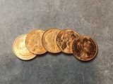 un gros plan sur un tas de pièces d'or posées sur une table