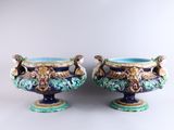 une paire de vases bleus et verts avec des anses dorées sur fond blanc