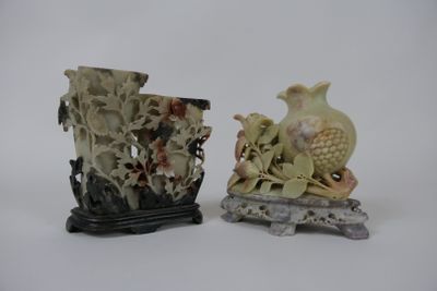 deux vases posés sur un socle