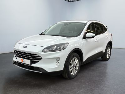 Le SUV blanc est garé dans une pièce au sol noir