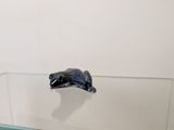 une petite figurine représentant une tortue posée sur une table en verre