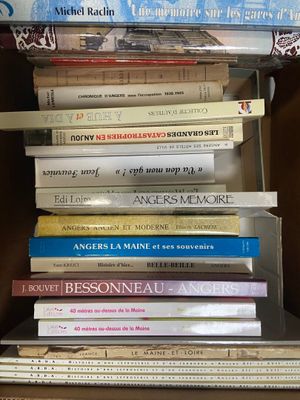 plusieurs livres empilés sur une étagère