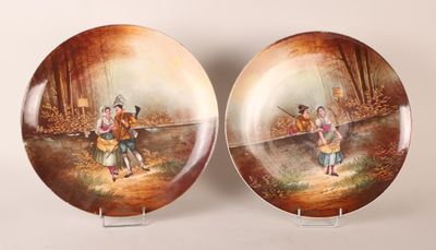 Deux grands plats circulaires en porcelaine émaillée polychr…