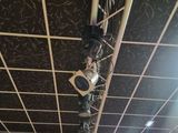 de nombreuses lumières suspendues au plafond