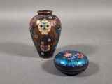 deux vases posés l'un à côté de l'autre sur une table