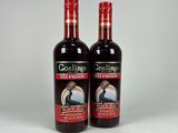 deux bouteilles de vin rouge Goslingling sur fond blanc